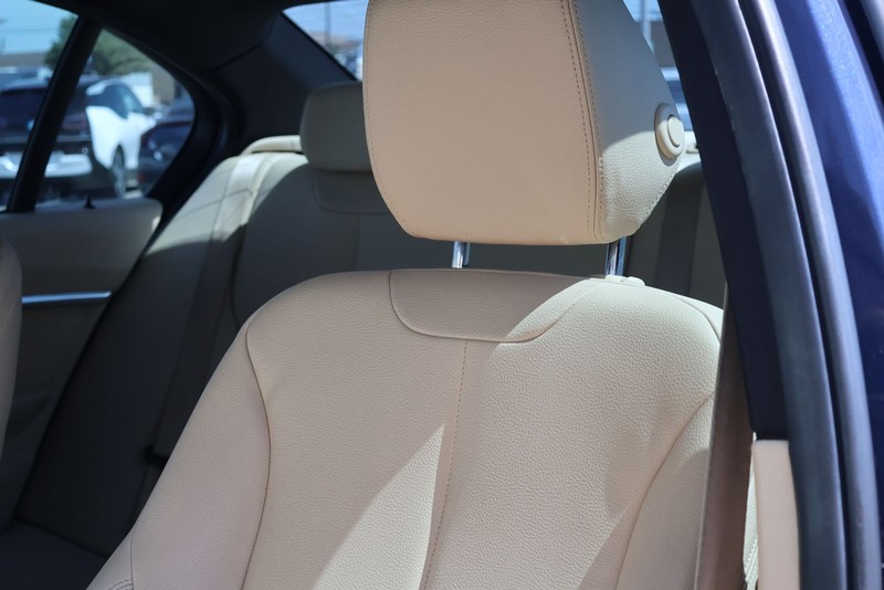 BMW 3 Series Vehicle Full-screen Gallery Image 18