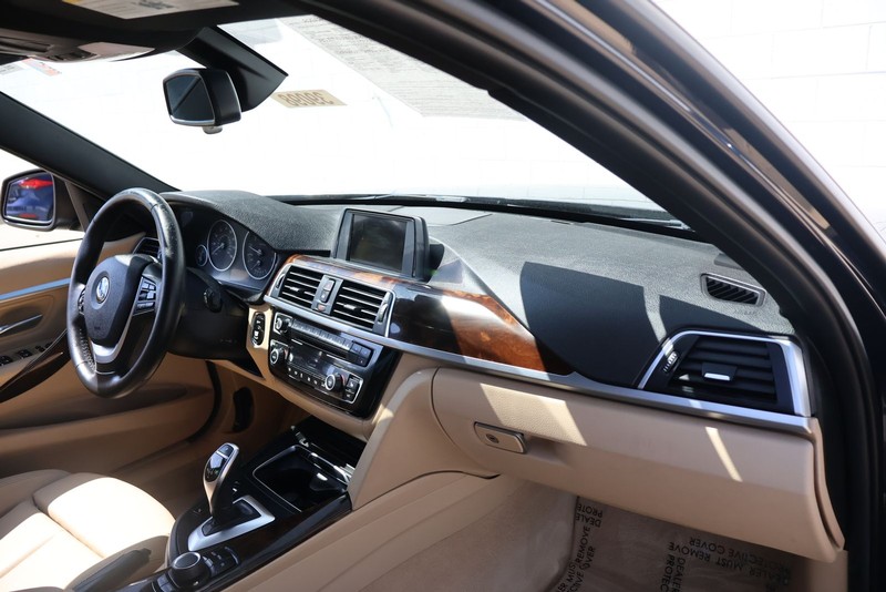 BMW 3 Series Vehicle Full-screen Gallery Image 19