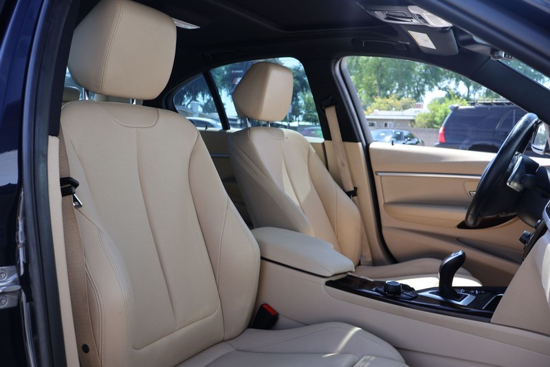 BMW 3 Series Vehicle Full-screen Gallery Image 20