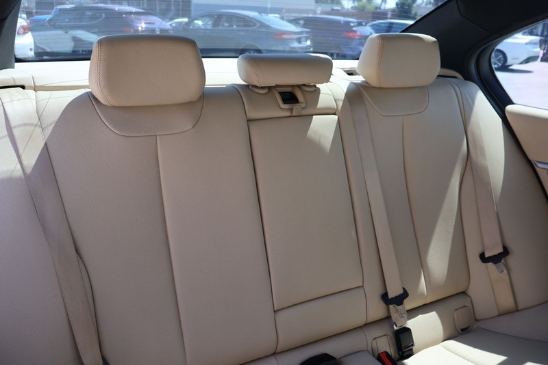 BMW 3 Series Vehicle Full-screen Gallery Image 21