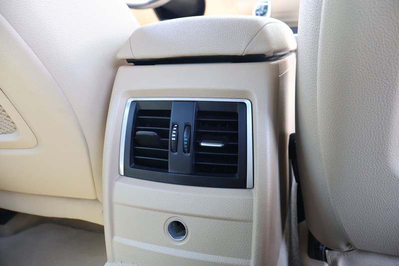 BMW 3 Series Vehicle Full-screen Gallery Image 22