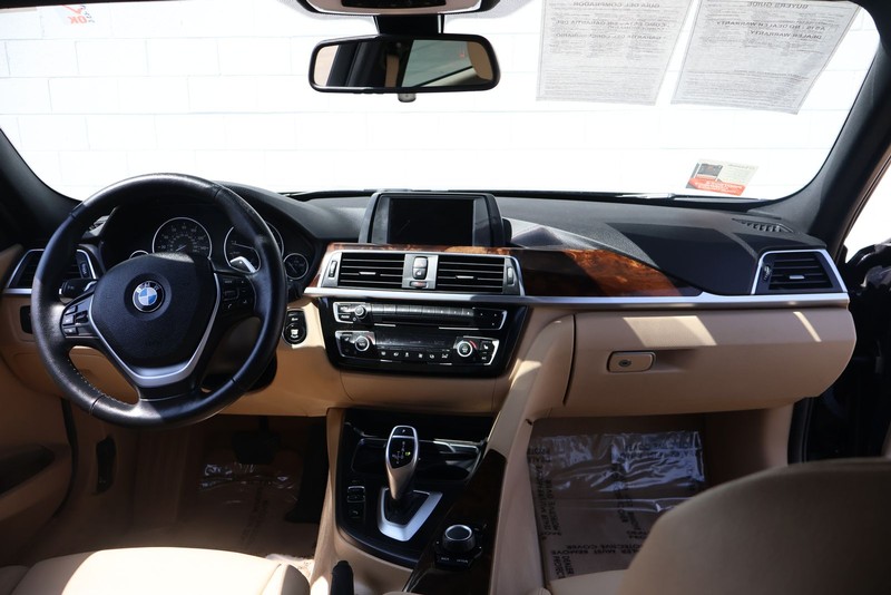 BMW 3 Series Vehicle Full-screen Gallery Image 23