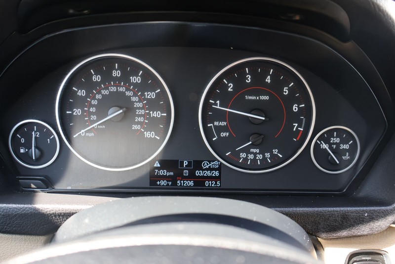 BMW 3 Series Vehicle Full-screen Gallery Image 24