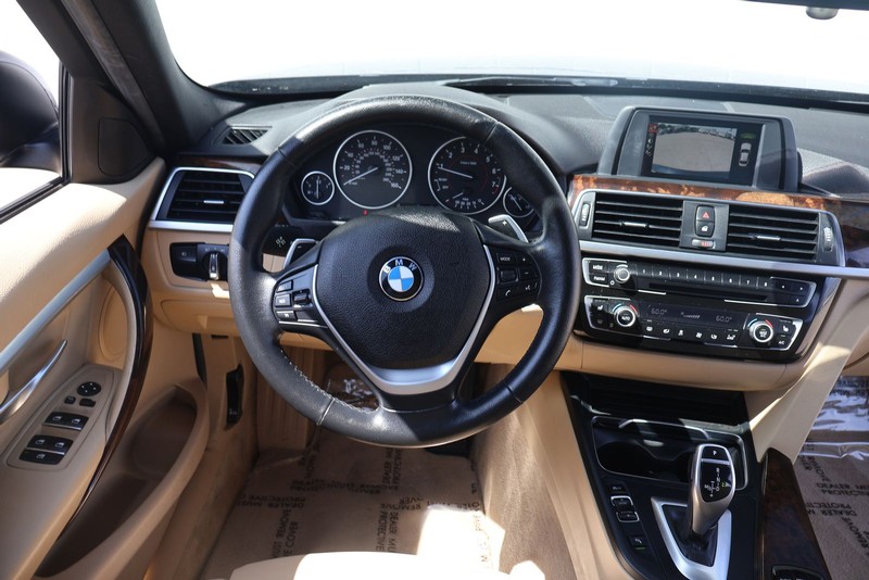 BMW 3 Series Vehicle Full-screen Gallery Image 25