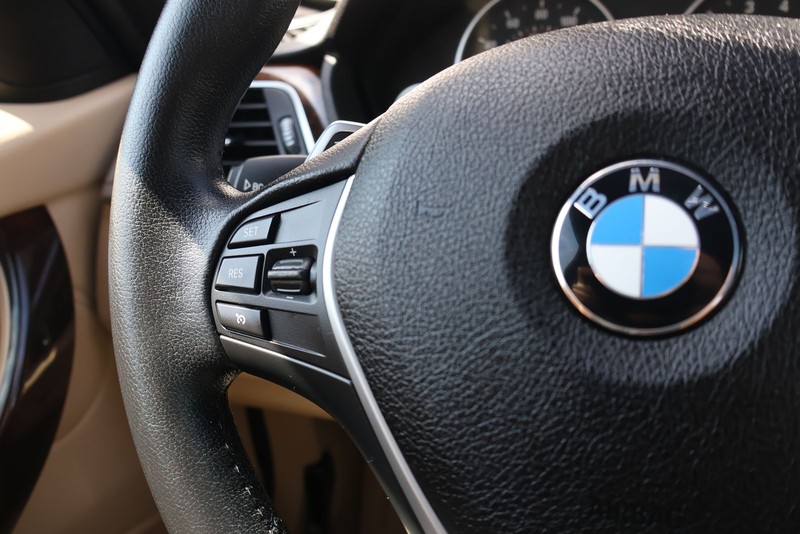 BMW 3 Series Vehicle Full-screen Gallery Image 26