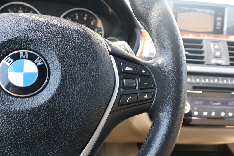 BMW 3 Series Vehicle Full-screen Gallery Image 27