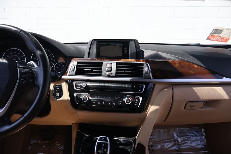 BMW 3 Series Vehicle Full-screen Gallery Image 28