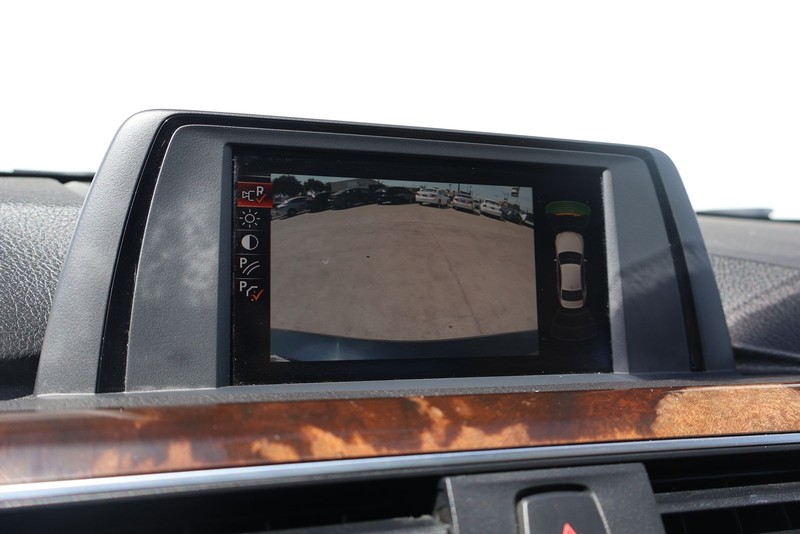 BMW 3 Series Vehicle Full-screen Gallery Image 30