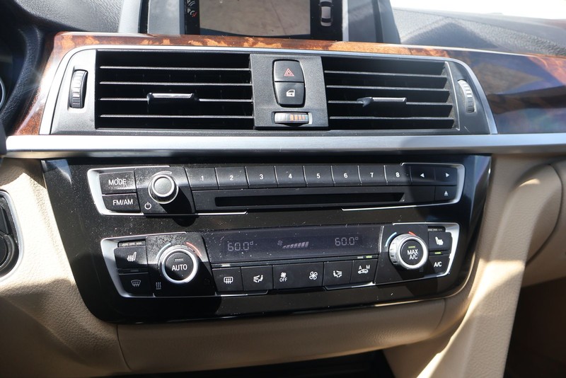 BMW 3 Series Vehicle Full-screen Gallery Image 31