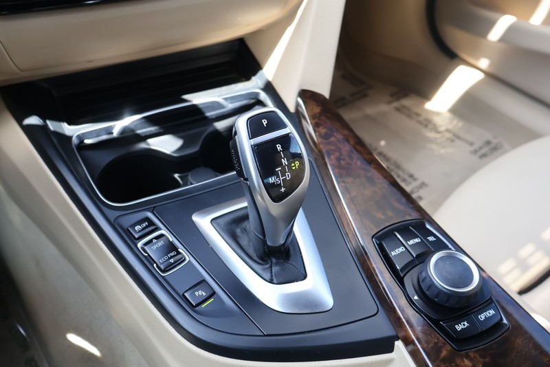 BMW 3 Series Vehicle Full-screen Gallery Image 32