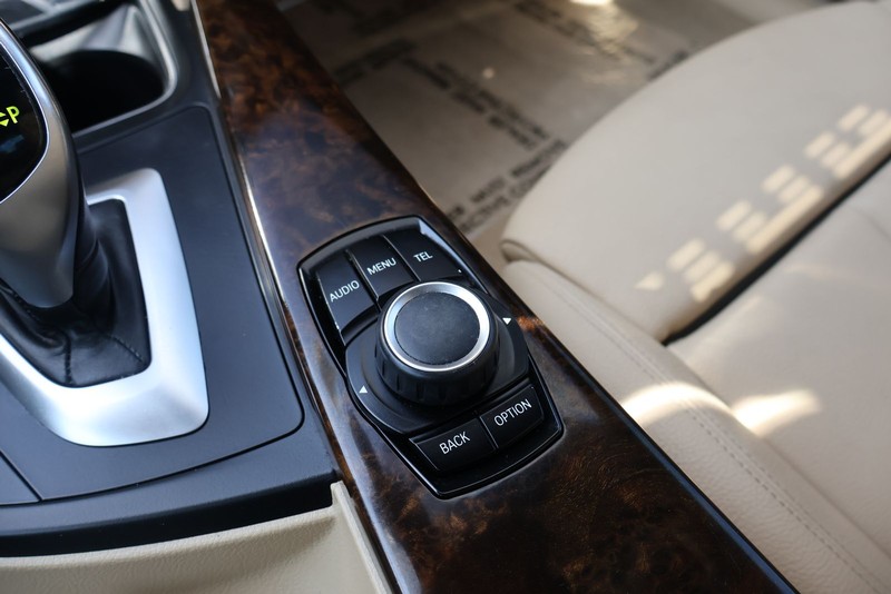 BMW 3 Series Vehicle Full-screen Gallery Image 33