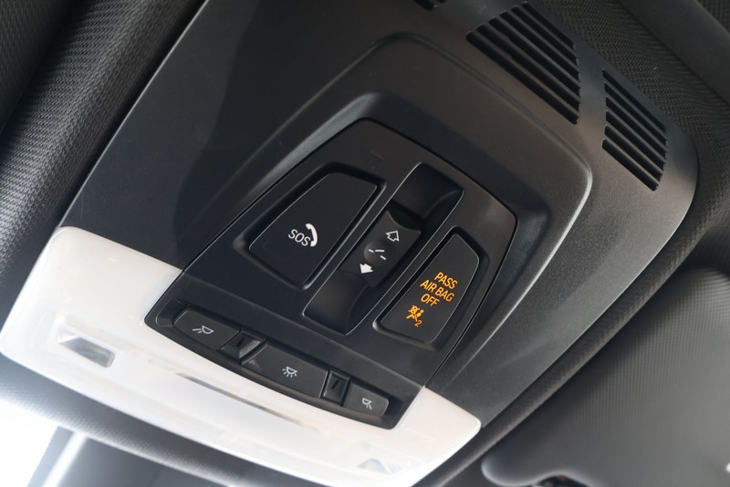 BMW 3 Series Vehicle Full-screen Gallery Image 34