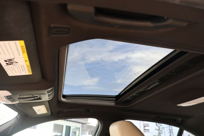 BMW 3 Series Vehicle Full-screen Gallery Image 35