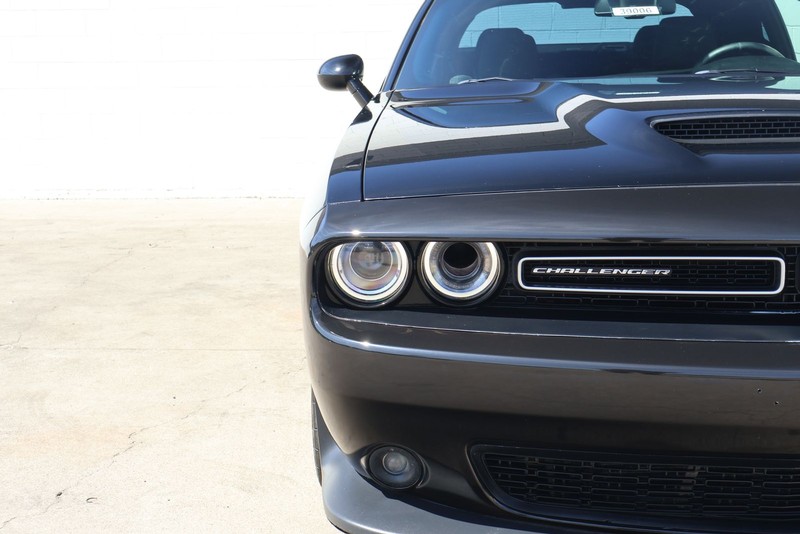 Dodge Challenger Vehicle Full-screen Gallery Image 03