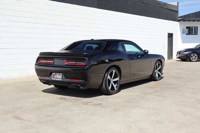 Dodge Challenger Vehicle Full-screen Gallery Image 05