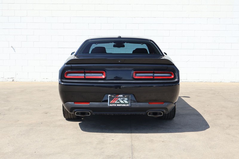 Dodge Challenger Vehicle Full-screen Gallery Image 06