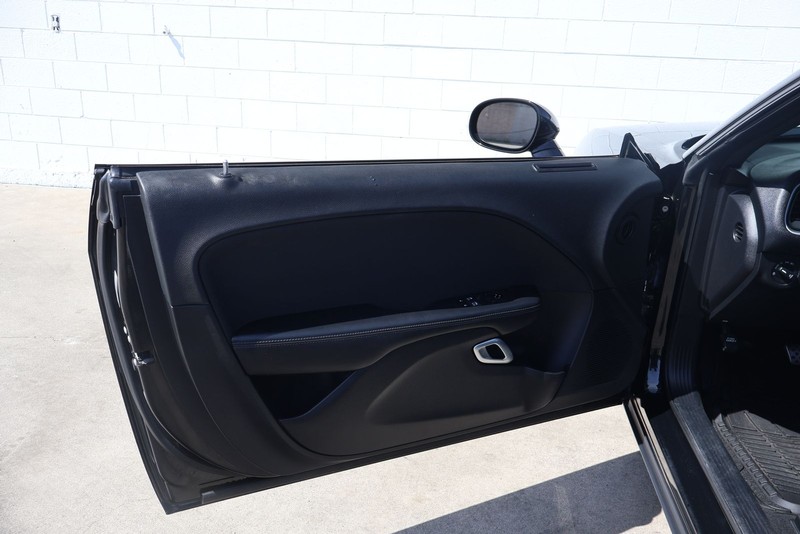 Dodge Challenger Vehicle Full-screen Gallery Image 14