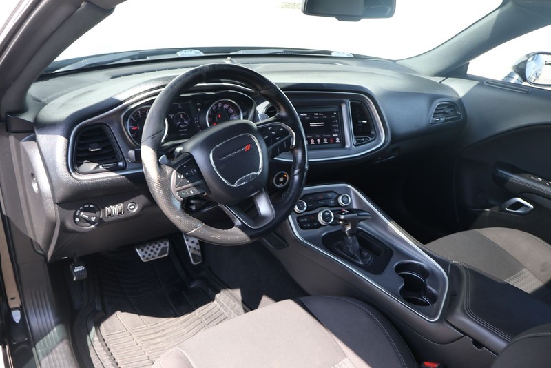 Dodge Challenger Vehicle Full-screen Gallery Image 16