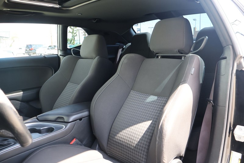 Dodge Challenger Vehicle Full-screen Gallery Image 17