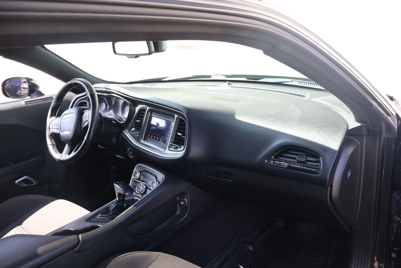 Dodge Challenger Vehicle Full-screen Gallery Image 19