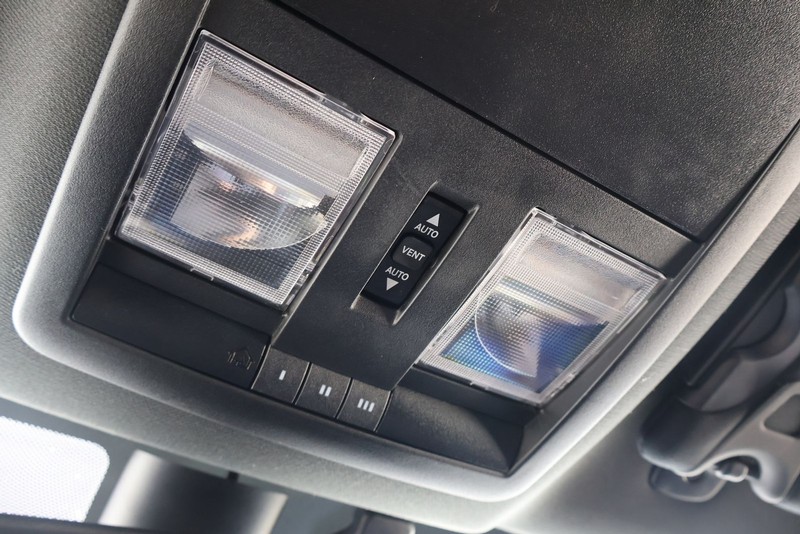 Dodge Challenger Vehicle Full-screen Gallery Image 33