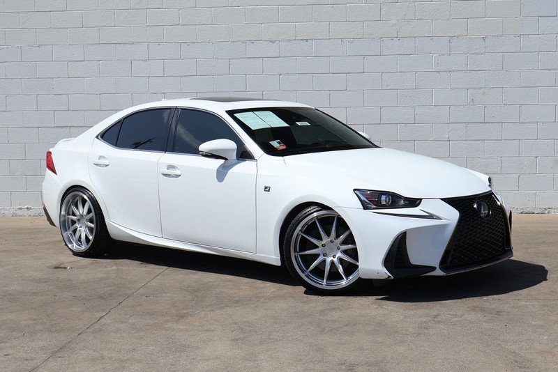 Lexus IS 200t Vehicle Full-screen Gallery Image 01