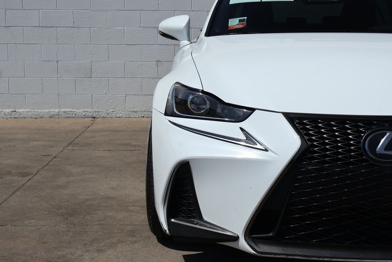 Lexus IS 200t Vehicle Full-screen Gallery Image 03