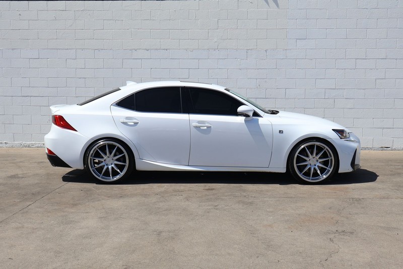 Lexus IS 200t Vehicle Full-screen Gallery Image 04