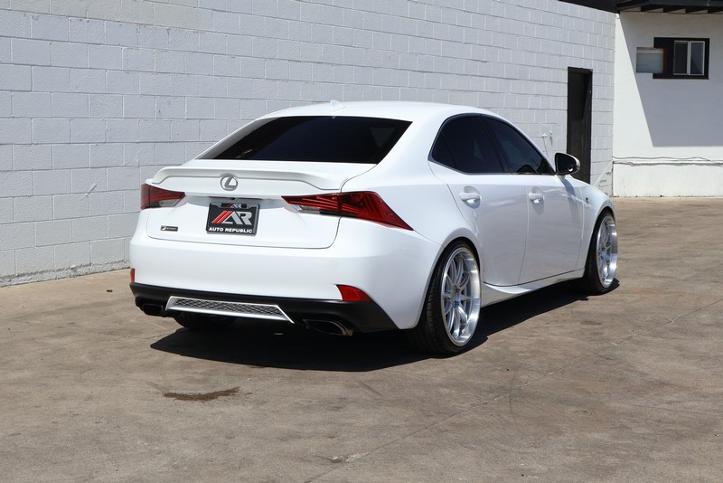 Lexus IS 200t Vehicle Full-screen Gallery Image 05