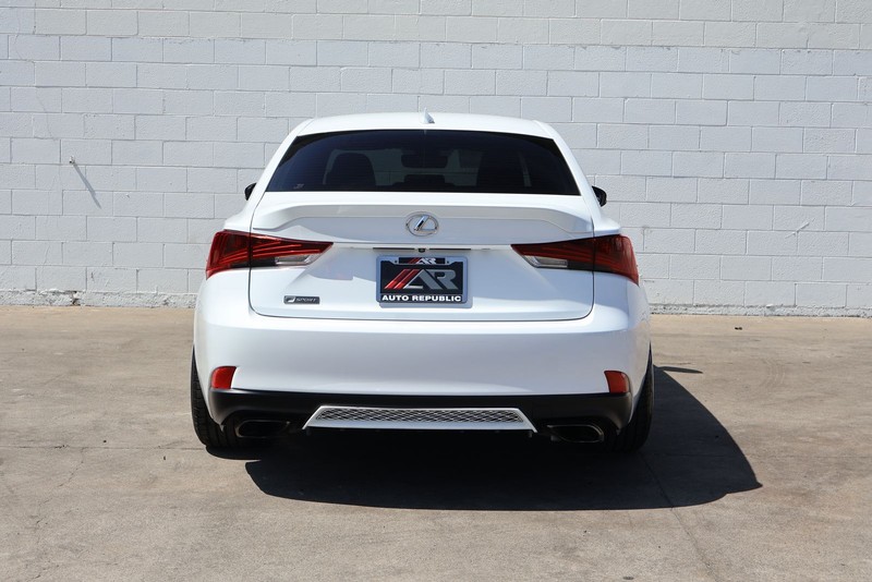 Lexus IS 200t Vehicle Full-screen Gallery Image 06