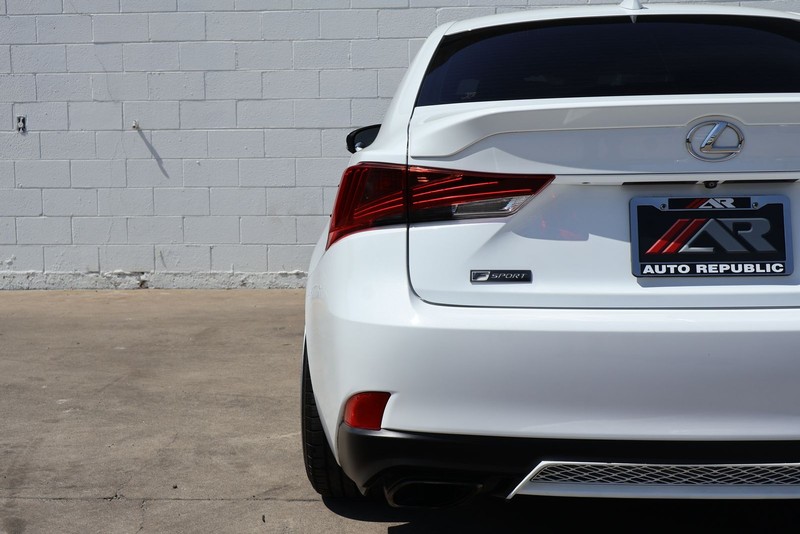 Lexus IS 200t Vehicle Full-screen Gallery Image 07