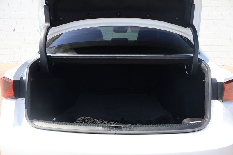 Lexus IS 200t Vehicle Full-screen Gallery Image 08