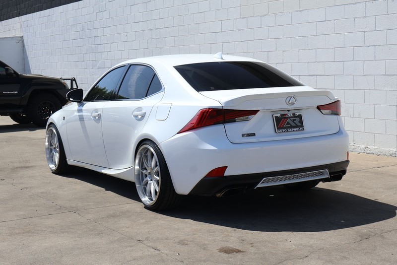 Lexus IS 200t Vehicle Full-screen Gallery Image 09