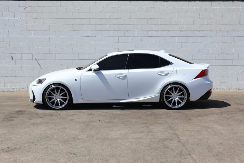 Lexus IS 200t Vehicle Full-screen Gallery Image 10