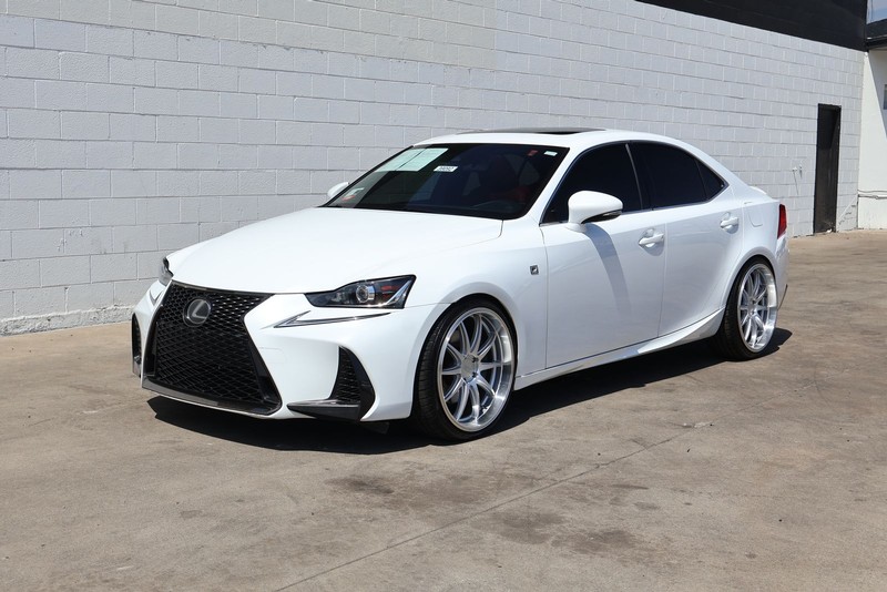 Lexus IS 200t Vehicle Full-screen Gallery Image 11