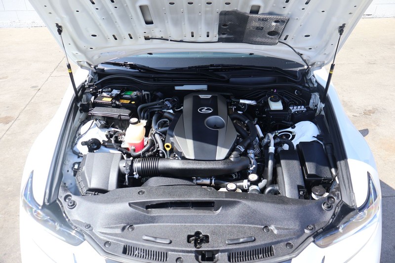 Lexus IS 200t Vehicle Full-screen Gallery Image 12