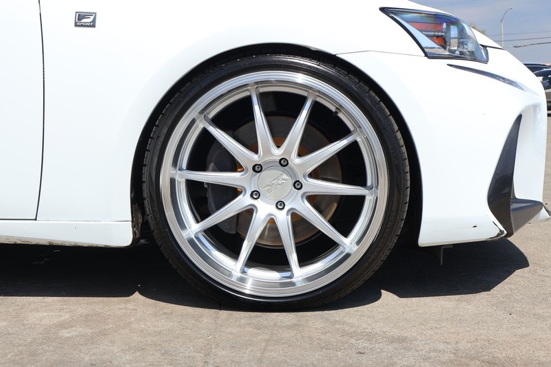 Lexus IS 200t Vehicle Full-screen Gallery Image 13