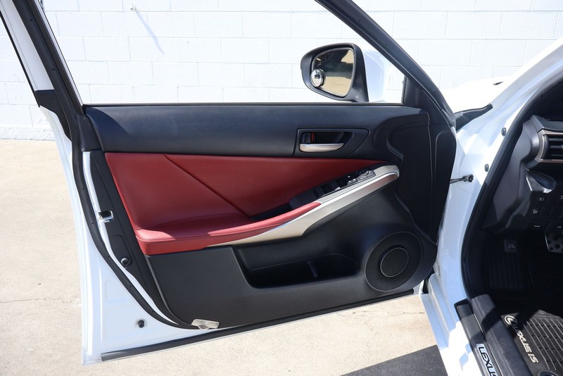 Lexus IS 200t Vehicle Full-screen Gallery Image 14