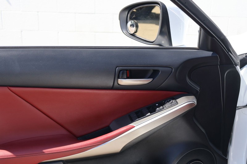 Lexus IS 200t Vehicle Full-screen Gallery Image 15