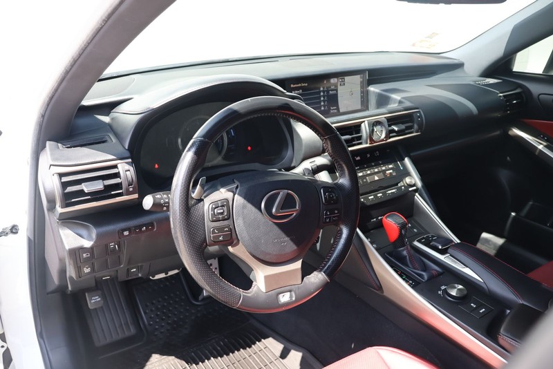 Lexus IS 200t Vehicle Full-screen Gallery Image 16