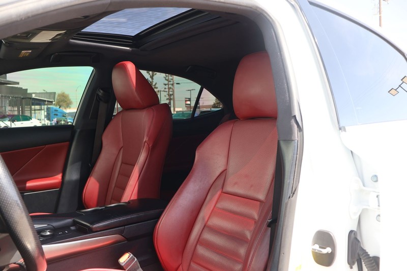 Lexus IS 200t Vehicle Full-screen Gallery Image 17