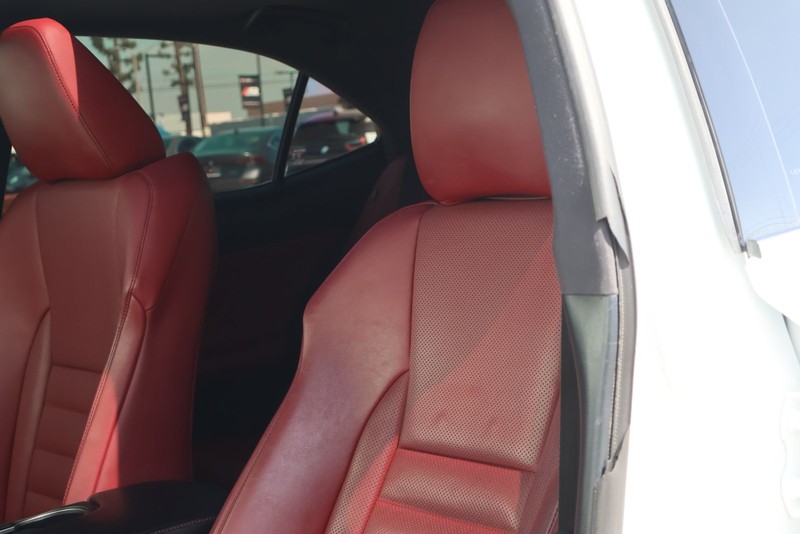 Lexus IS 200t Vehicle Full-screen Gallery Image 18