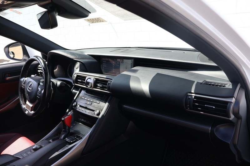 Lexus IS 200t Vehicle Full-screen Gallery Image 19