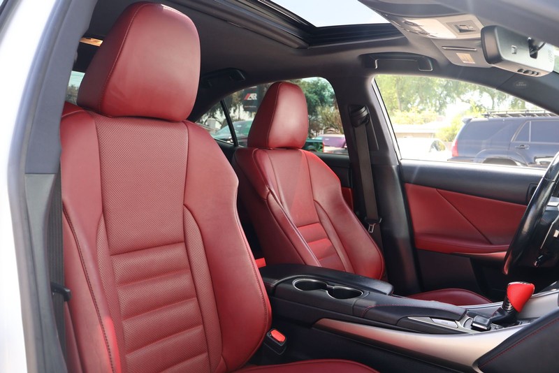 Lexus IS 200t Vehicle Full-screen Gallery Image 20