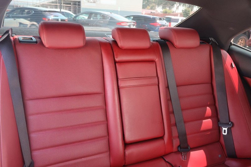 Lexus IS 200t Vehicle Full-screen Gallery Image 21