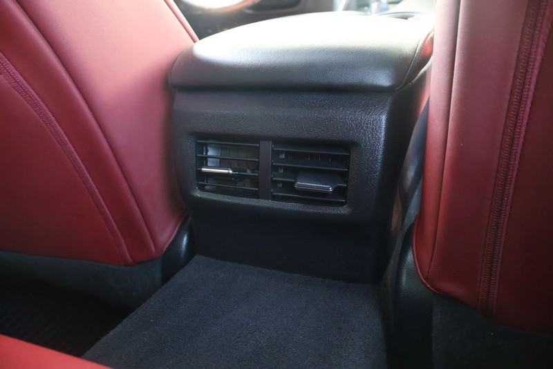 Lexus IS 200t Vehicle Full-screen Gallery Image 22