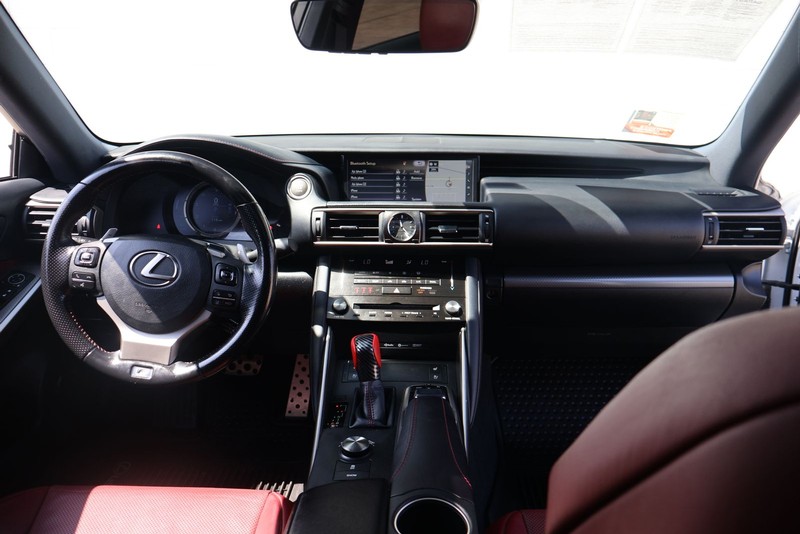 Lexus IS 200t Vehicle Full-screen Gallery Image 23