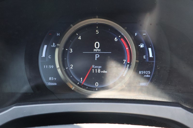 Lexus IS 200t Vehicle Full-screen Gallery Image 24