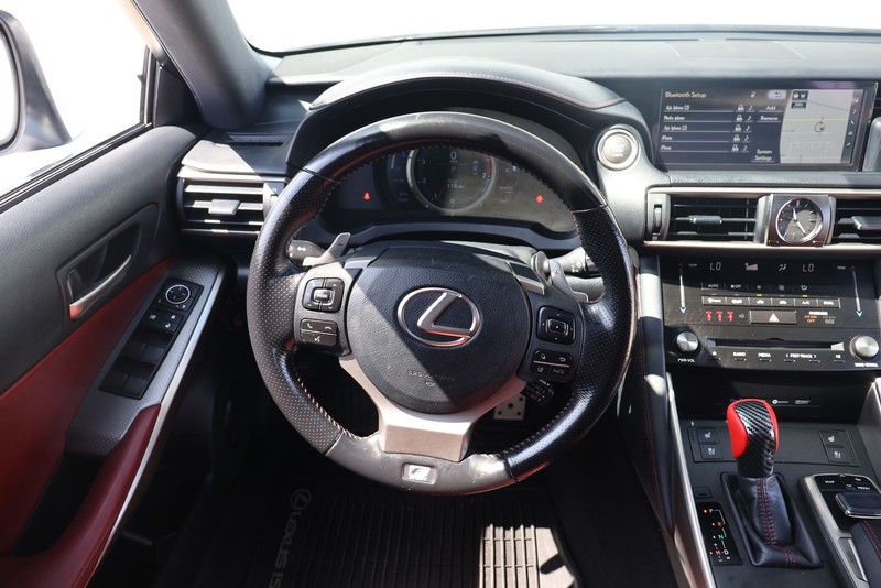 Lexus IS 200t Vehicle Full-screen Gallery Image 25