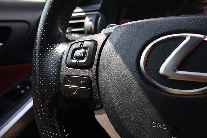 Lexus IS 200t Vehicle Full-screen Gallery Image 26